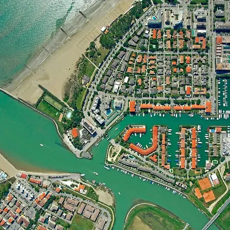Apartment Cozy Flat In A With Shared Pool Porto Santa Margherita di Caorle